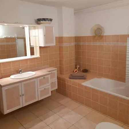 Marie-claire Vue Jardin-jacuzzi Hotel 4*